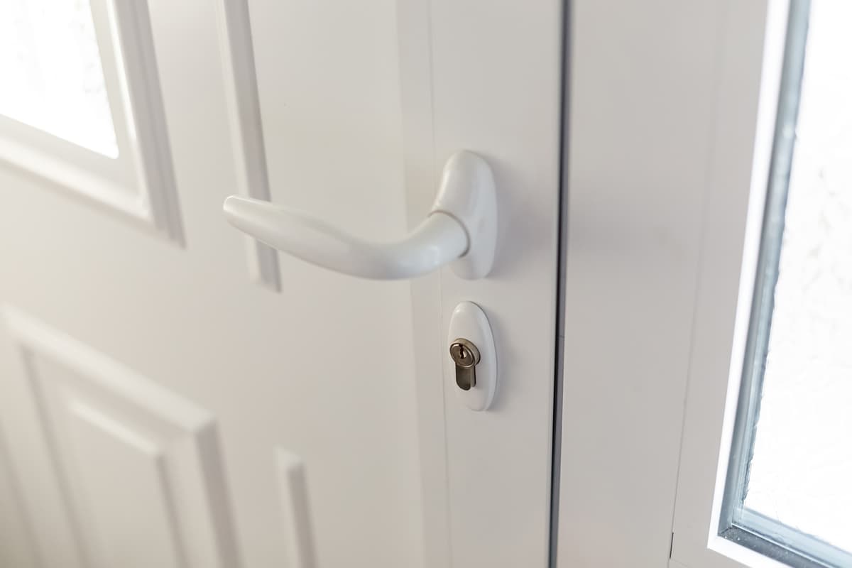 Fabricación e instalación de puertas exteriores